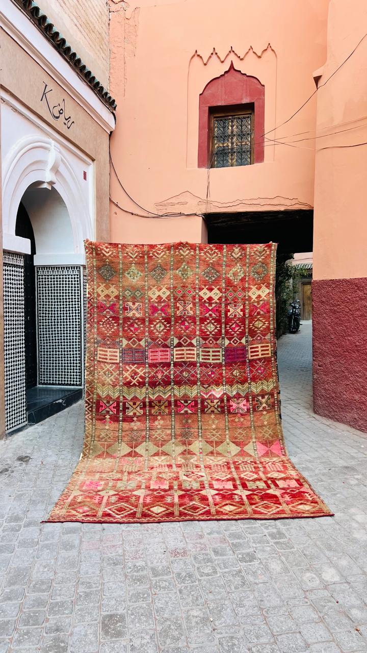 Et kult, spennende og unikt gulvteppe. Rdrosa nyanser og 100% ull