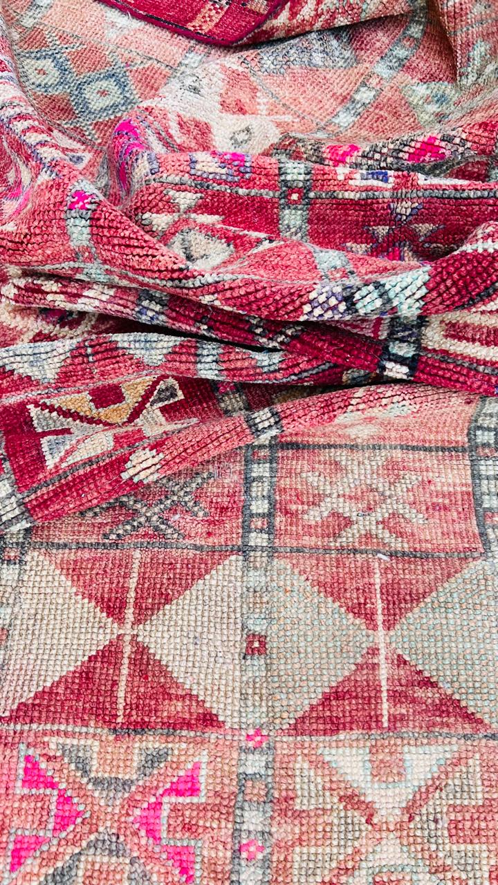 Et kult, spennende og unikt gulvteppe. Rdrosa nyanser og 100% ull