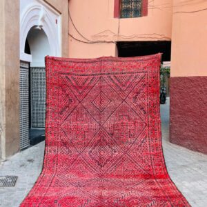 Et stort og deilig vintageteppe fra Marokko. Håndknyttet i bringebær og blått