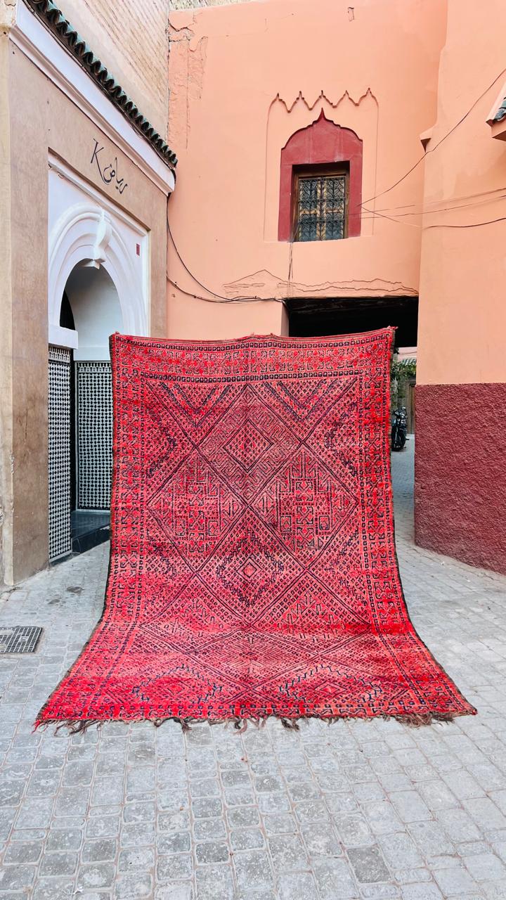 Et stort og deilig vintageteppe fra Marokko. Håndknyttet i bringebær og blått