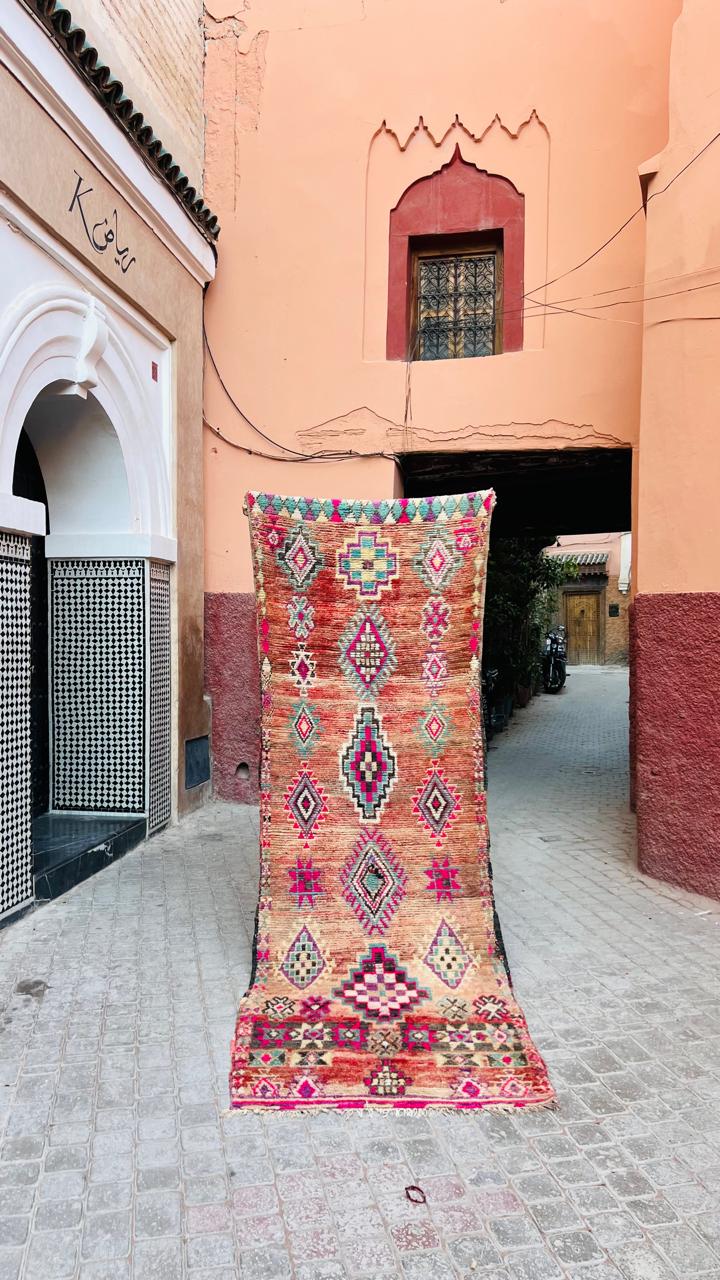 Unik vintageløper fra Marokko. Vakre, duse fargekombinasjoner med innslag av friske farger
