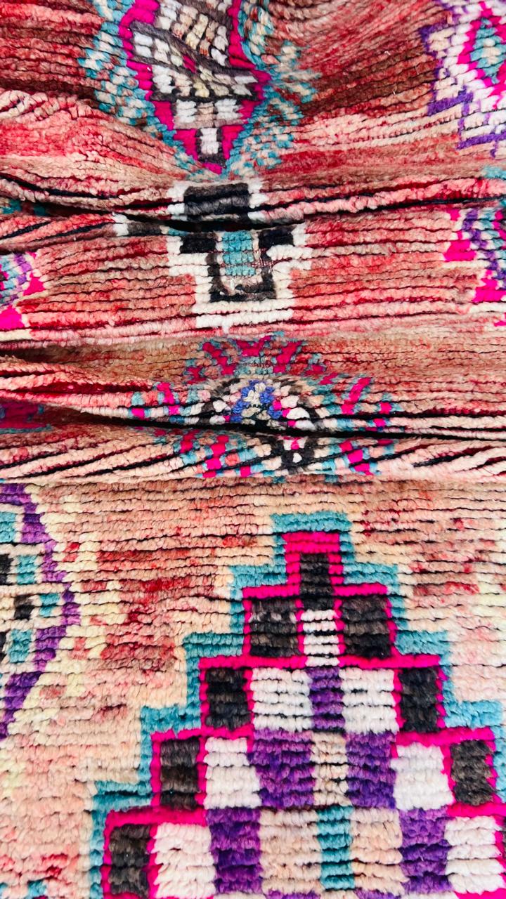 Unik vintageløper fra Marokko. Vakre, duse fargekombinasjoner med innslag av friske farger