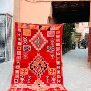 Et lite vintageteppe fra Marokko i klare farger