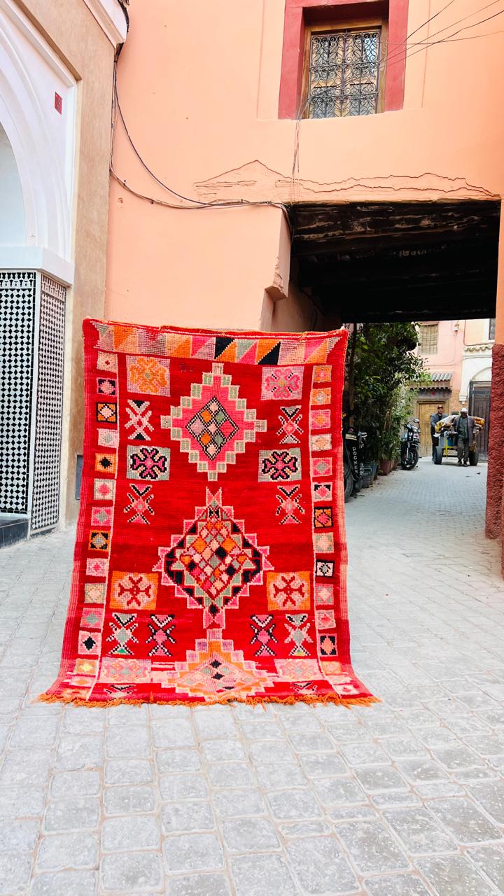 Et lite vintageteppe fra Marokko i klare farger