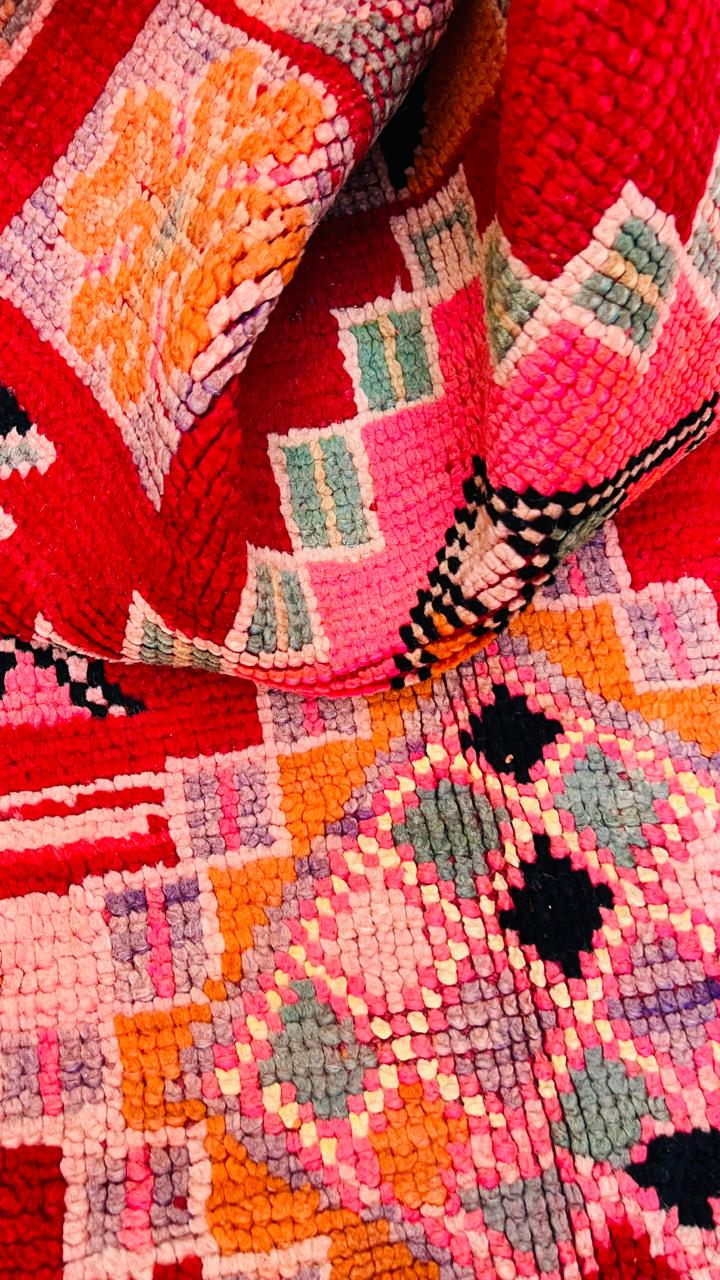 Et lite vintageteppe fra Marokko i klare farger