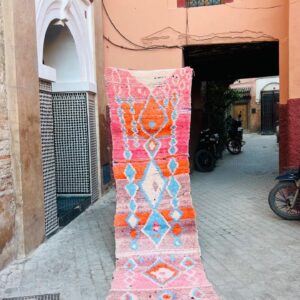 En frisk løper fra Marokko. Knyttet for hånd i 100% ull