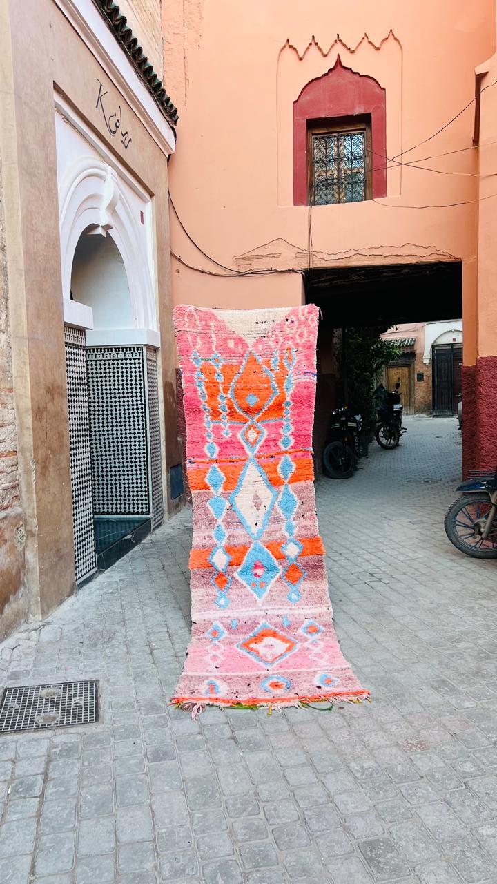 En frisk løper fra Marokko. Knyttet for hånd i 100% ull