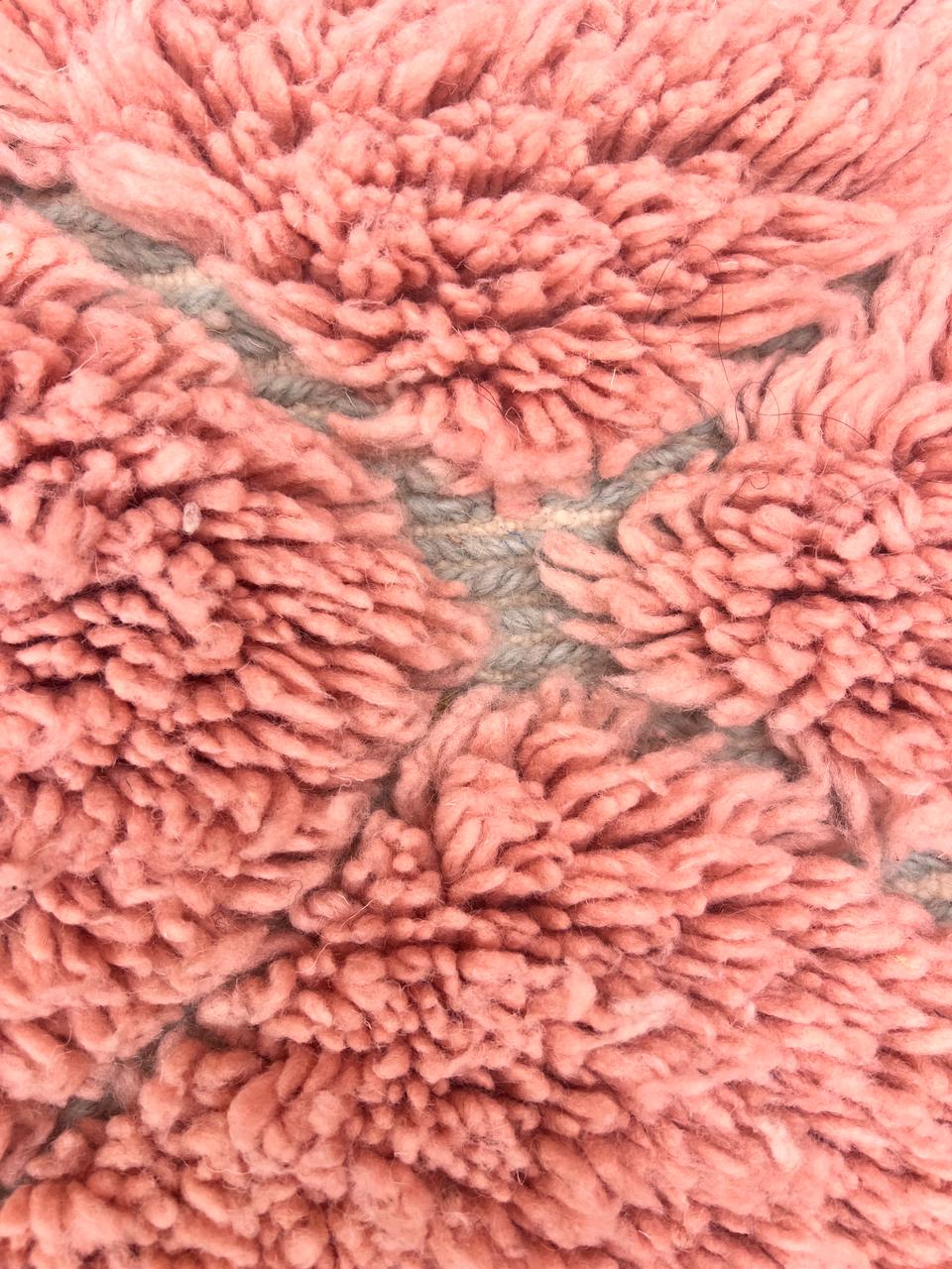 Et lite, nydelig beni Ourain teppe fra Marokko. Dus grønn bunnfarge - nydelig detalj