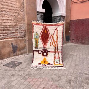 Et lite teppe med masse farger og abstrakt mønster