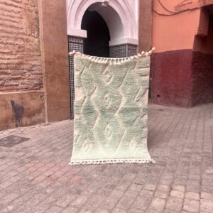 Lite teppe i dus grønn. Knyttet for hånd i Marokko