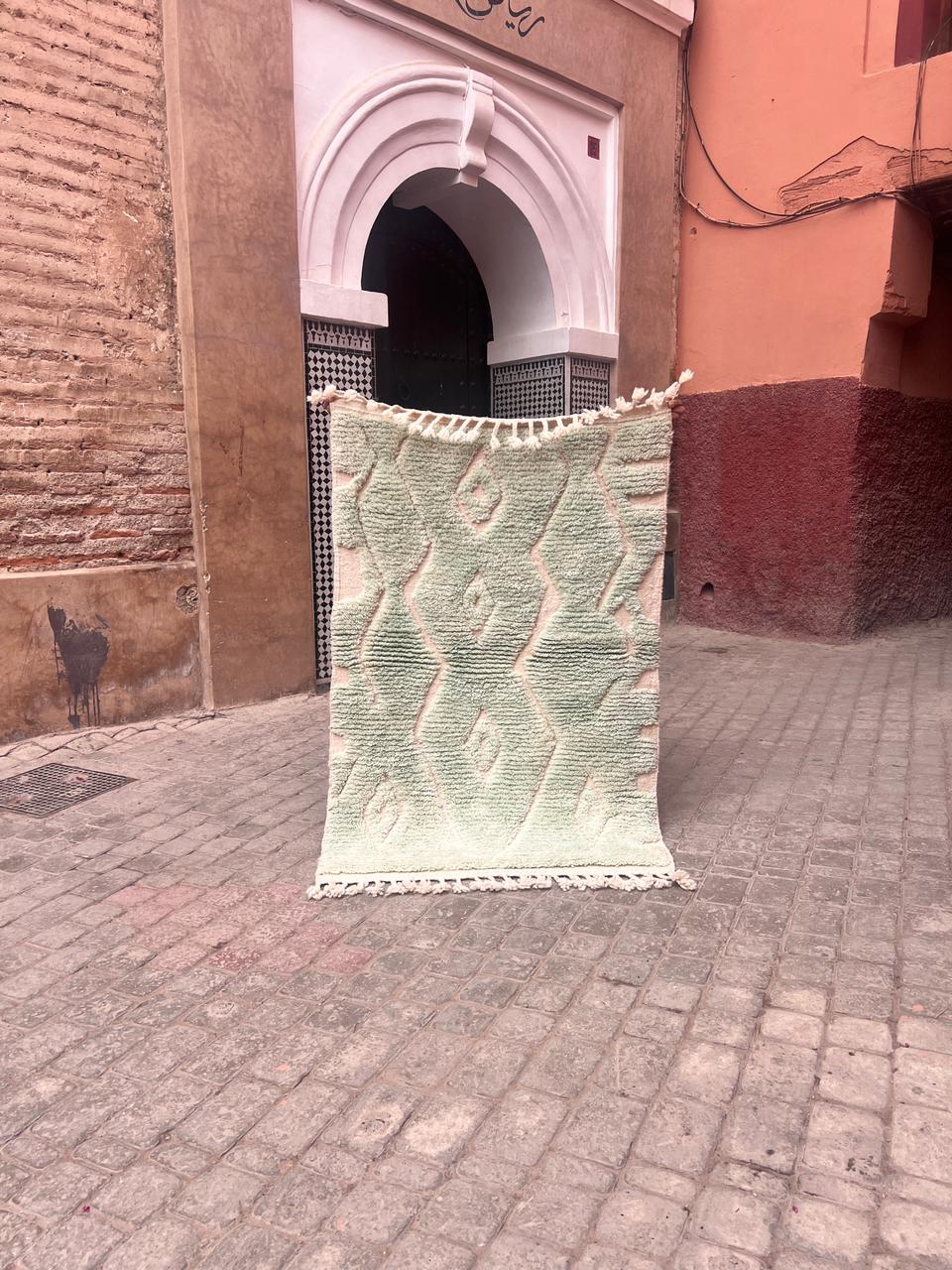 Lite teppe i dus grønn. Knyttet for hånd i Marokko