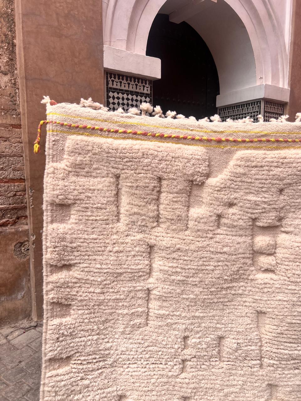 Et lite marokkansk Berberteppe med nydelige fargedetaljer