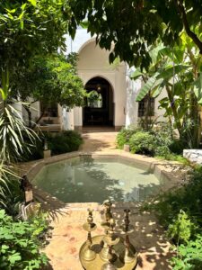 En oase i medinaen i Marrakech. Et riad med et lite plaskebasseng i midten, omkranset av grønne vekster