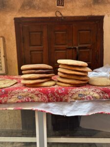 Cosa sin guide til Marrakech viser marokkanske brød liggende utenfor en liten bod i medinaen