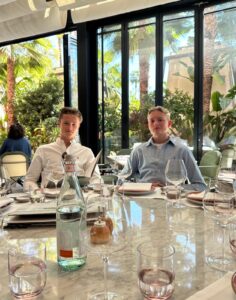 to unge menn ved et restaurantbord på la Mamounia i Marrakech 
