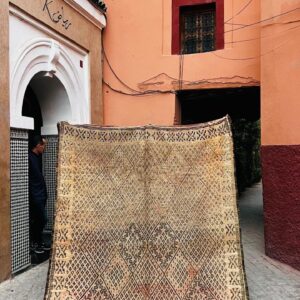 Håndknyttet marokkansk vintageteppe med geometrisk mønster i beige. brun og terracotta