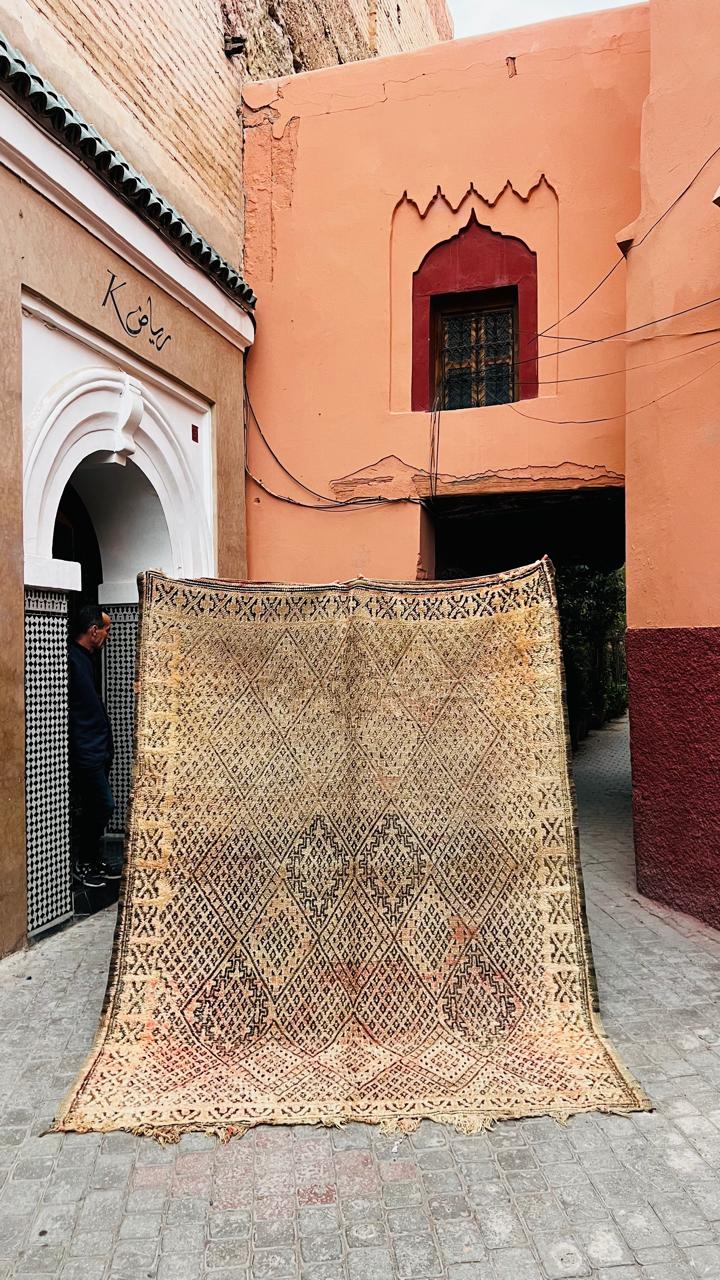 Håndknyttet marokkansk vintageteppe med geometrisk mønster i beige. brun og terracotta