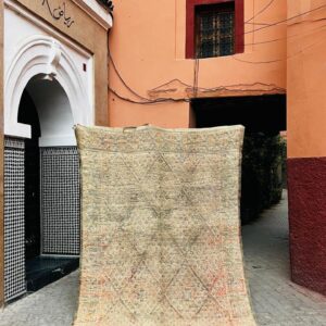 Et marokkansk vintageteppe i beige og terracotta nyanser. Kun et av hver teppe. Håndknyttet i ren og myk ull