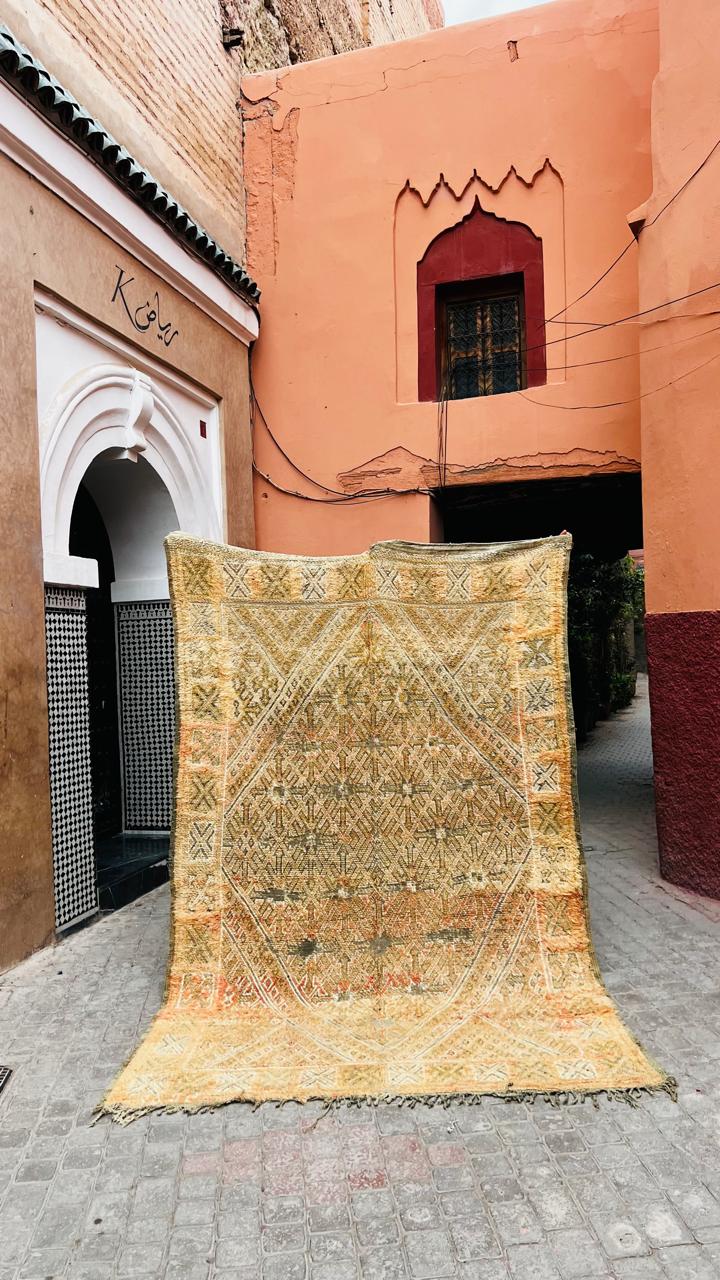 Vintage Beni Mguild berberteppe i gylne okertoner med geometrisk medaljongmønster