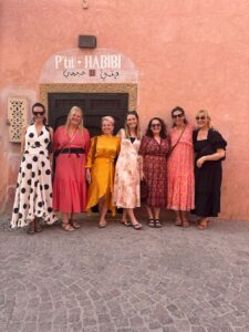 Cosa tur til Marrakech. En fin bukett med venninner stående foran en rosa vegg i medinaen