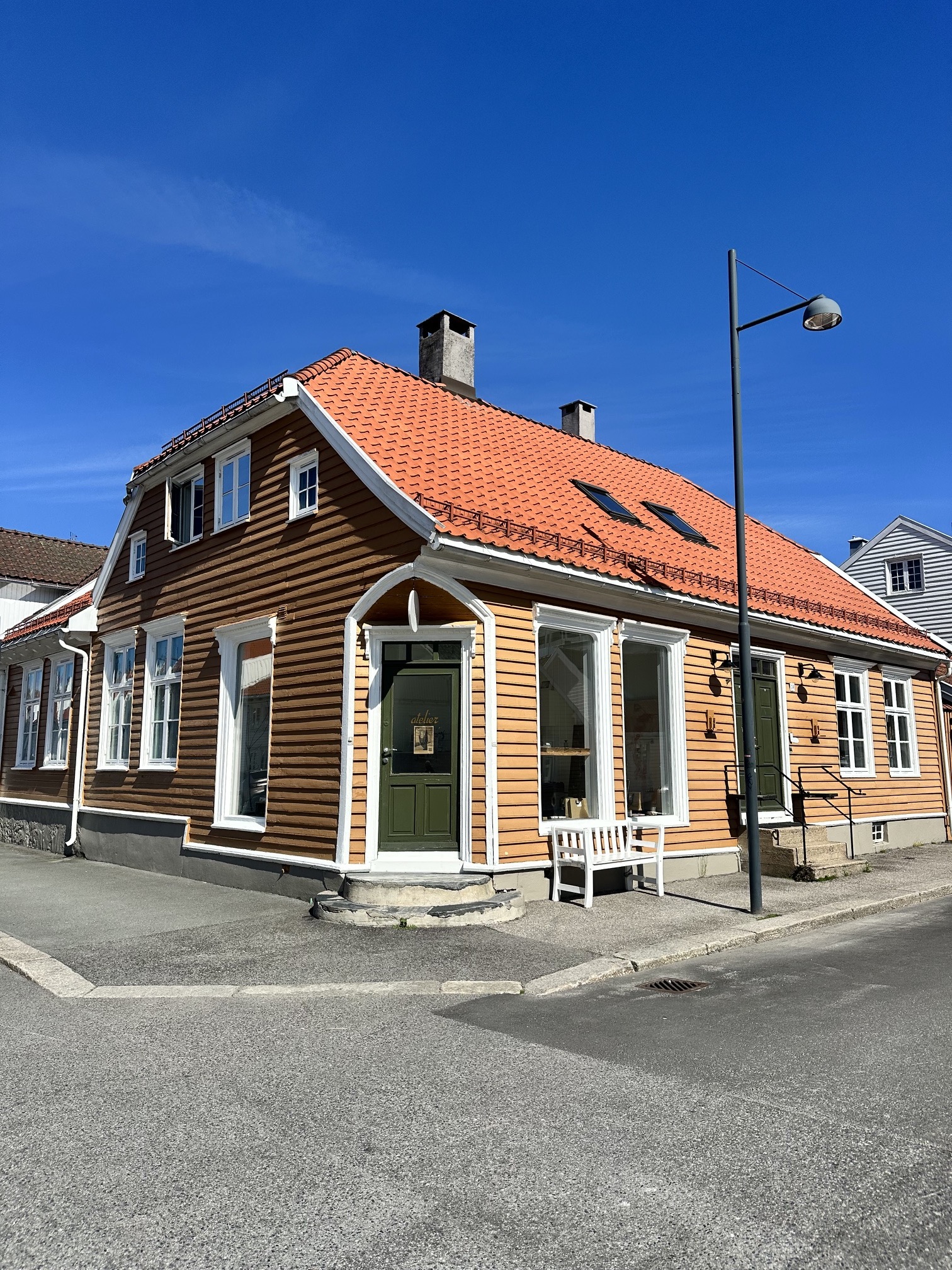Et gult, lite hus i den gamle trehusbebyggelsen i Kristiansand. Kom innom oss i posebyen etter avtale. Holbergs gate 34