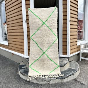En Beni Ourain løper i lys, myk ull med neongrønne diamantruter