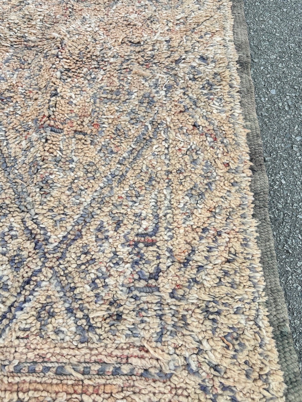 Et rolig marokkansk vintageteppe i fargenyanser som aprikos, beige, dueblått.