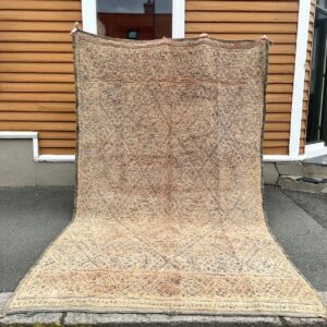 Et rolig marokkansk vintageteppe i fargenyanser som aprikos, beige, dueblått.