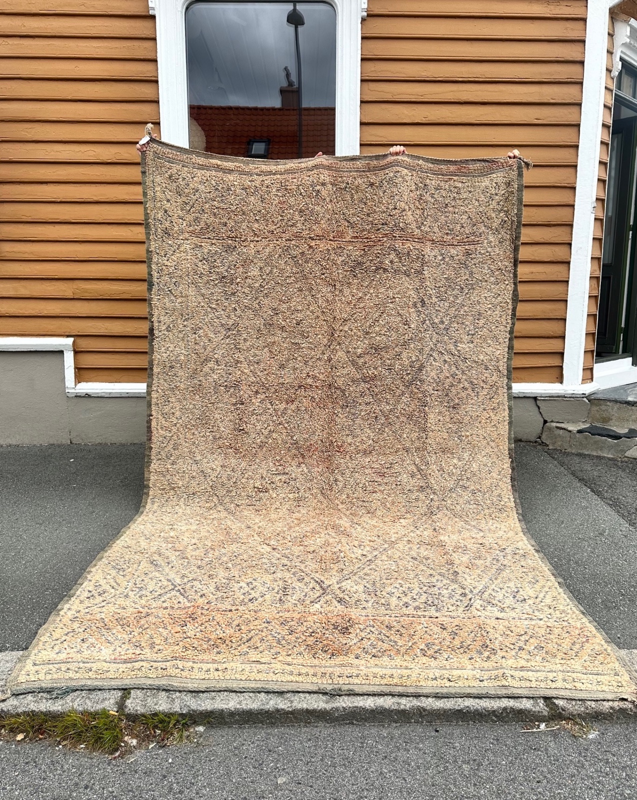 Et rolig marokkansk vintageteppe i fargenyanser som aprikos, beige, dueblått.