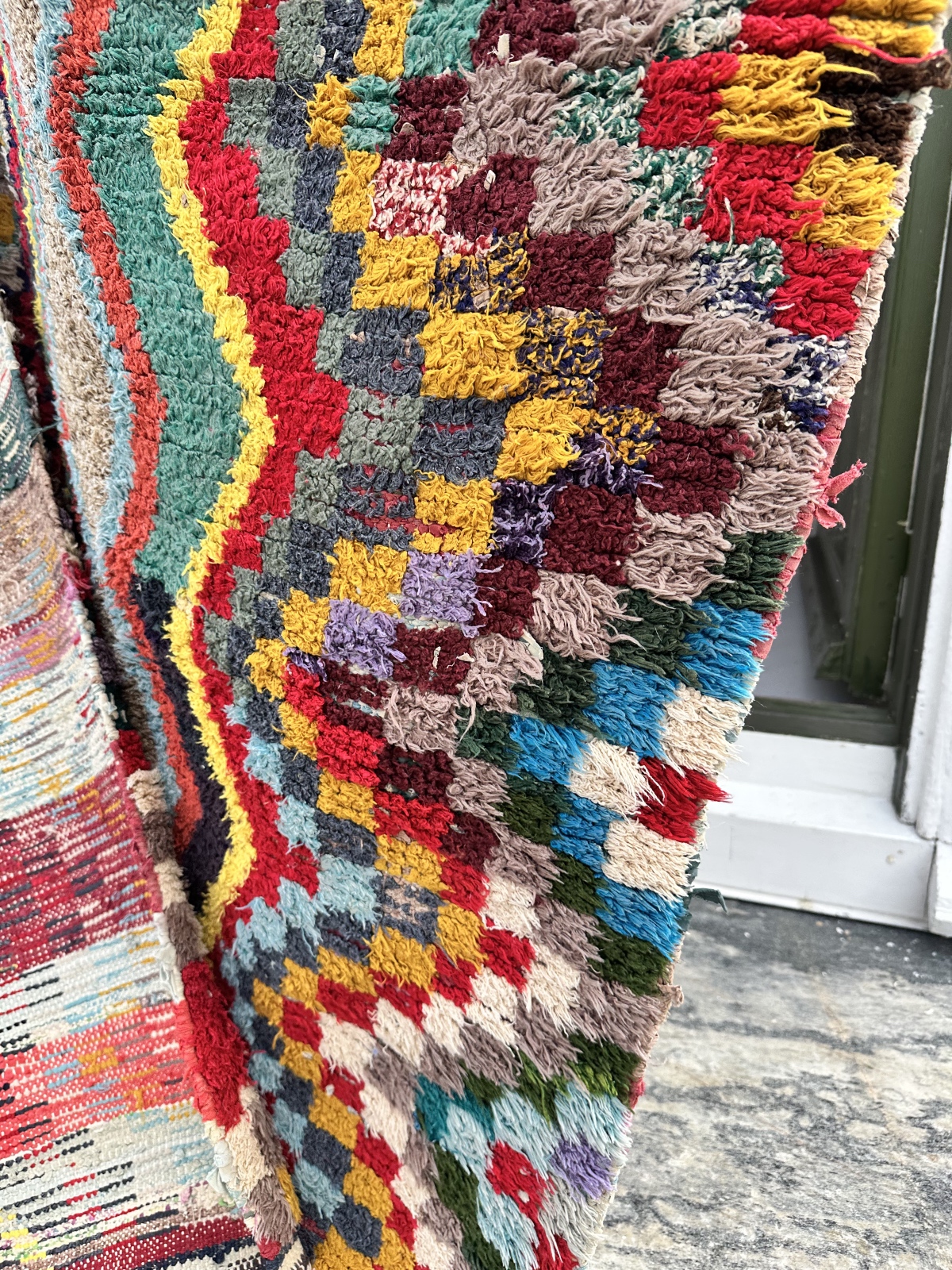 Vintageteppe Ranveig er ei tradisjonell marokkansk fillerye. Et bruksteppe i mange ulike farger, laget i de materialene vever hadde for hånden. Vevd freestyle