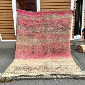 Nydelig marokkansk vintageteppe i rosa, beige og brune fargetoner. En show stopper som vil sette et kult preg på stuen din