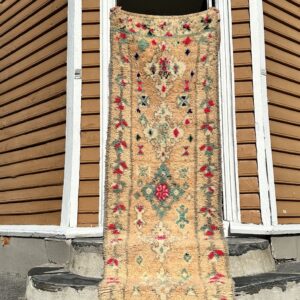 Rolig vintageteppe fra Marokko. Beige, muldvarp, sjøgrønn og med spennende detaljer som neonrosa.