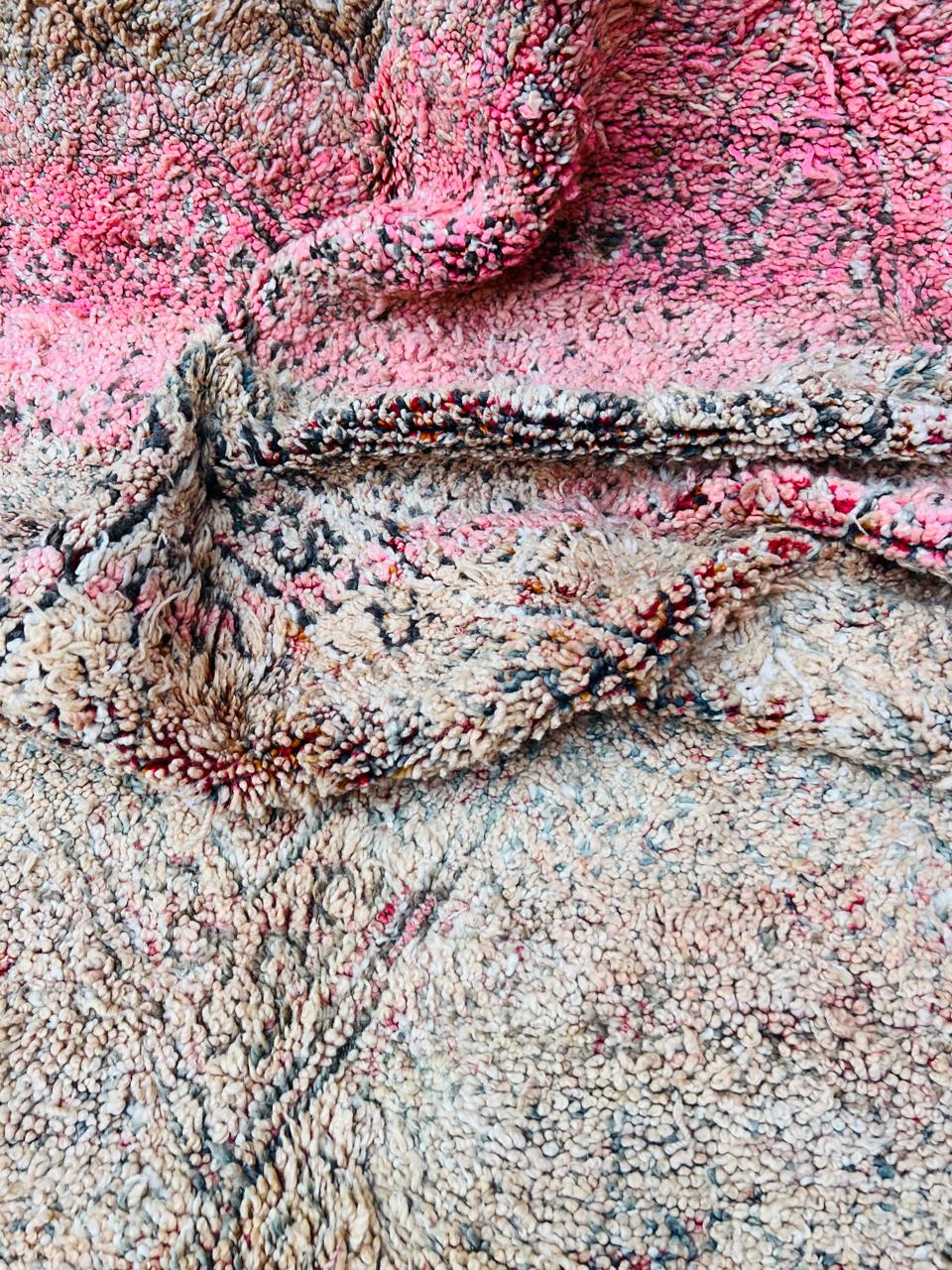 Vintageteppe Siri er et marokkansk berberteppe i nydelige beige, brune og rosa fargetoner. Tykt og mykt.