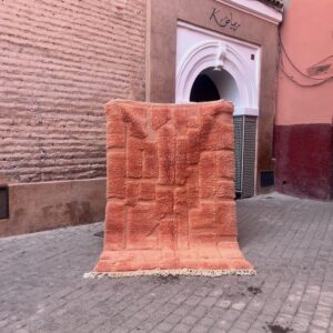 Håndknyttet marokkansk Beni Ourain-teppe i lakserosa ull med geometrisk mønster. Mål 245x162 cm