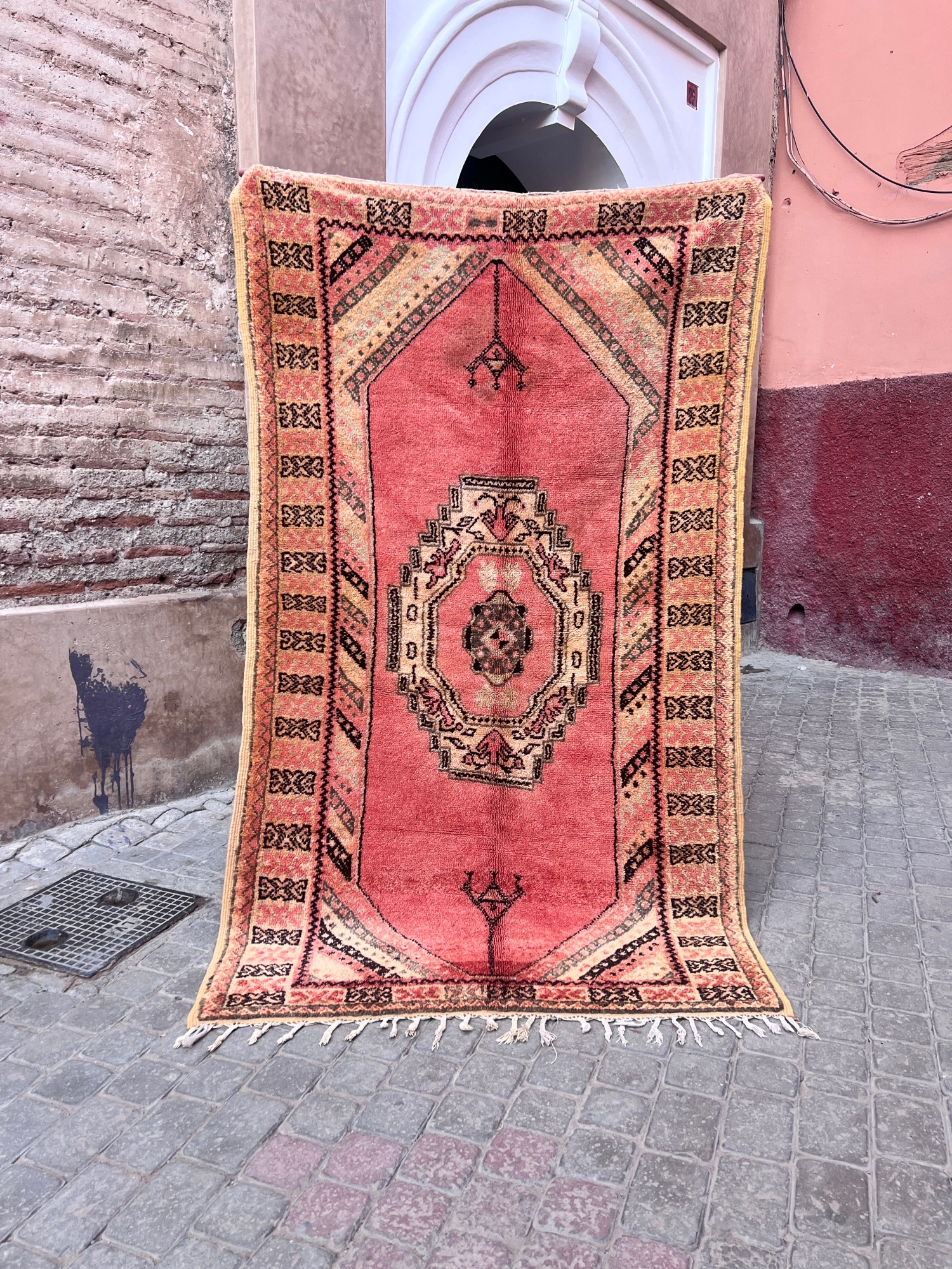 Vintage Taznakht-berberteppe i varme fargetoner. Diamantmønster. Mål 220x130 cm, pris 7000,-