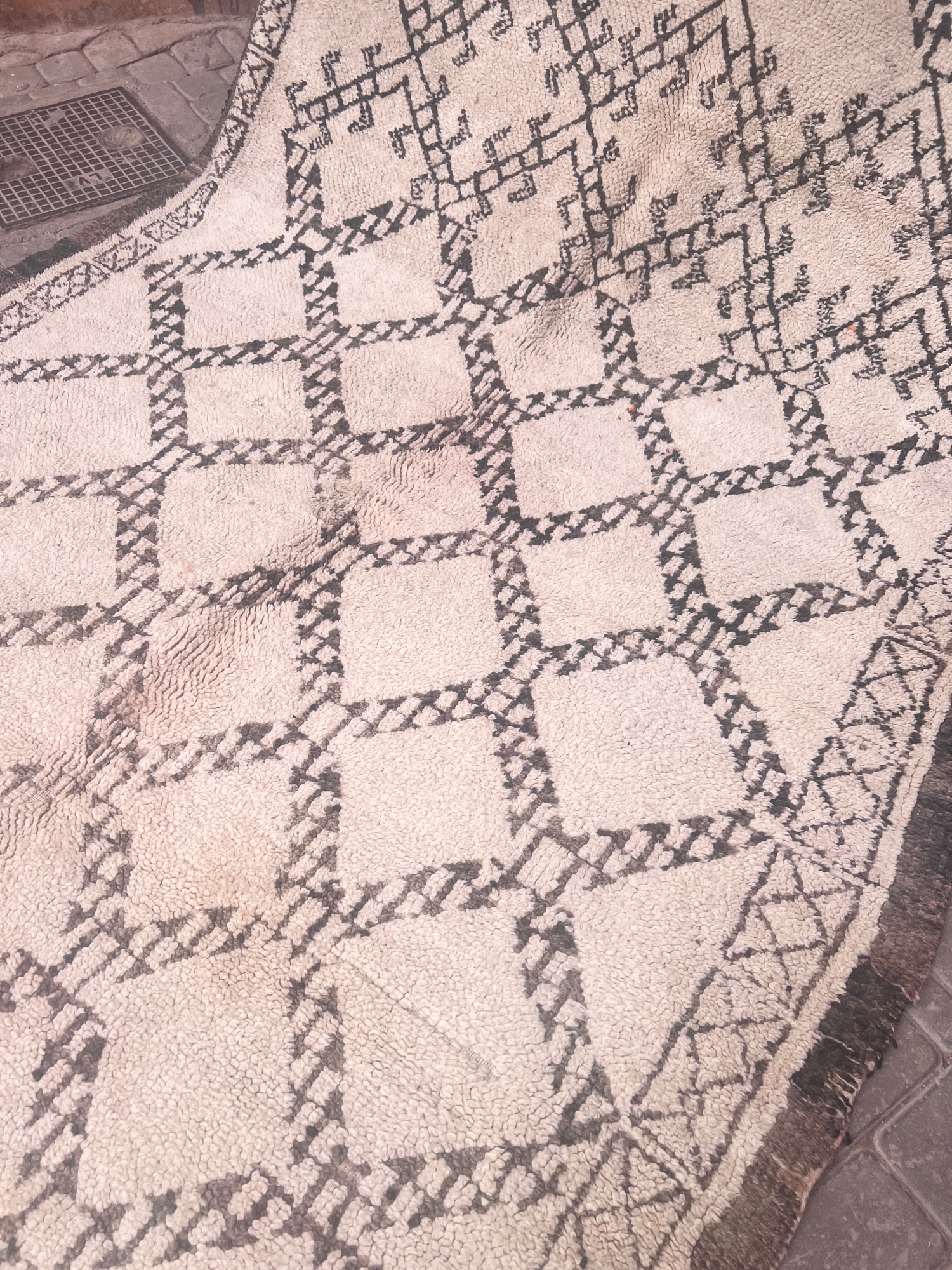 Et vakkert vintage beni Ourain-teppe fra Marokko. Håndknyttet i tykk og myk ull. Naturlig gullfarget base med brunt geometrisk diamantmønster.