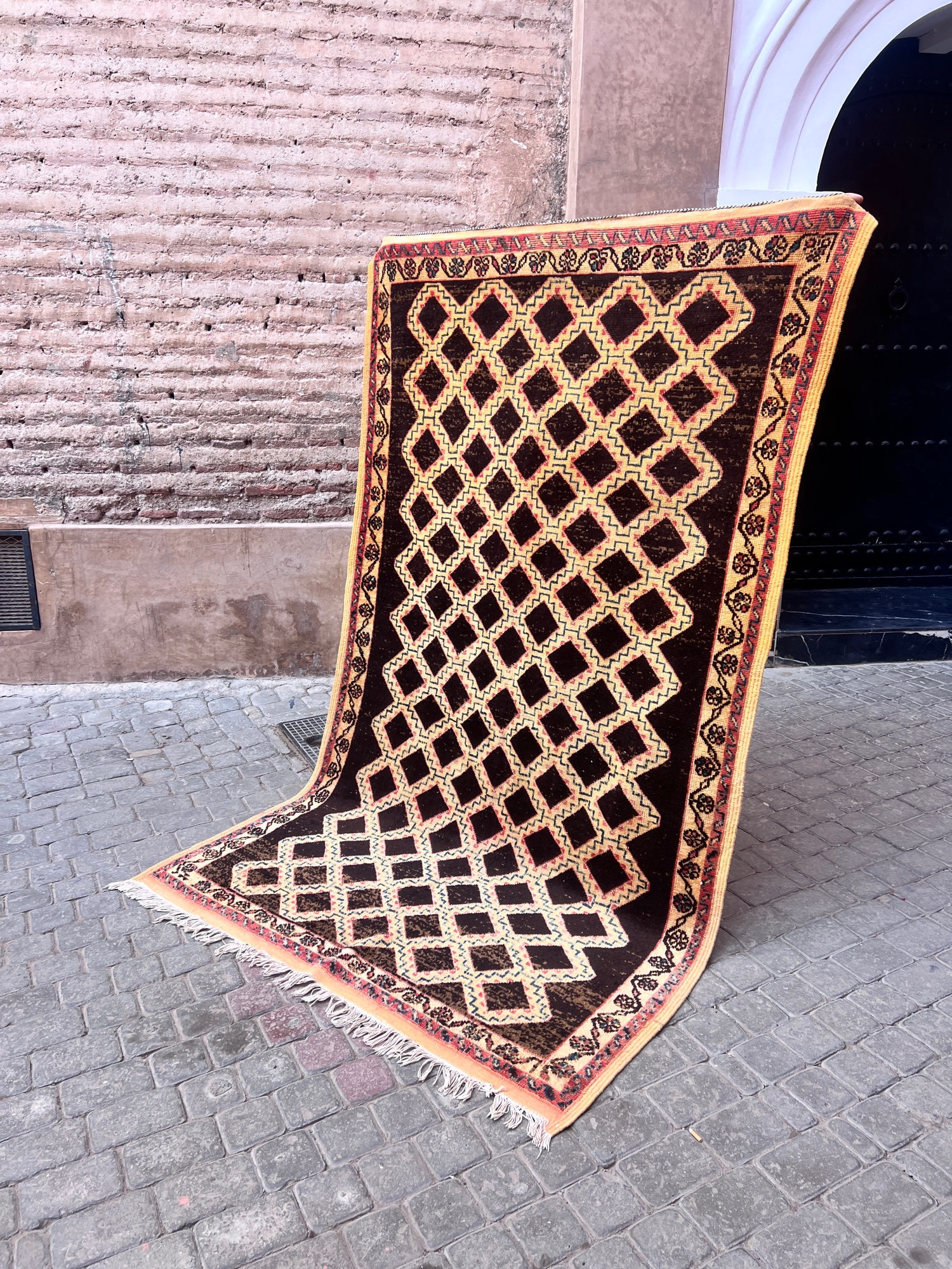 Vintage Taznakht-teppe med brun base med gult og rosa mønster. Mål 250x150 cm, pris 9500,-