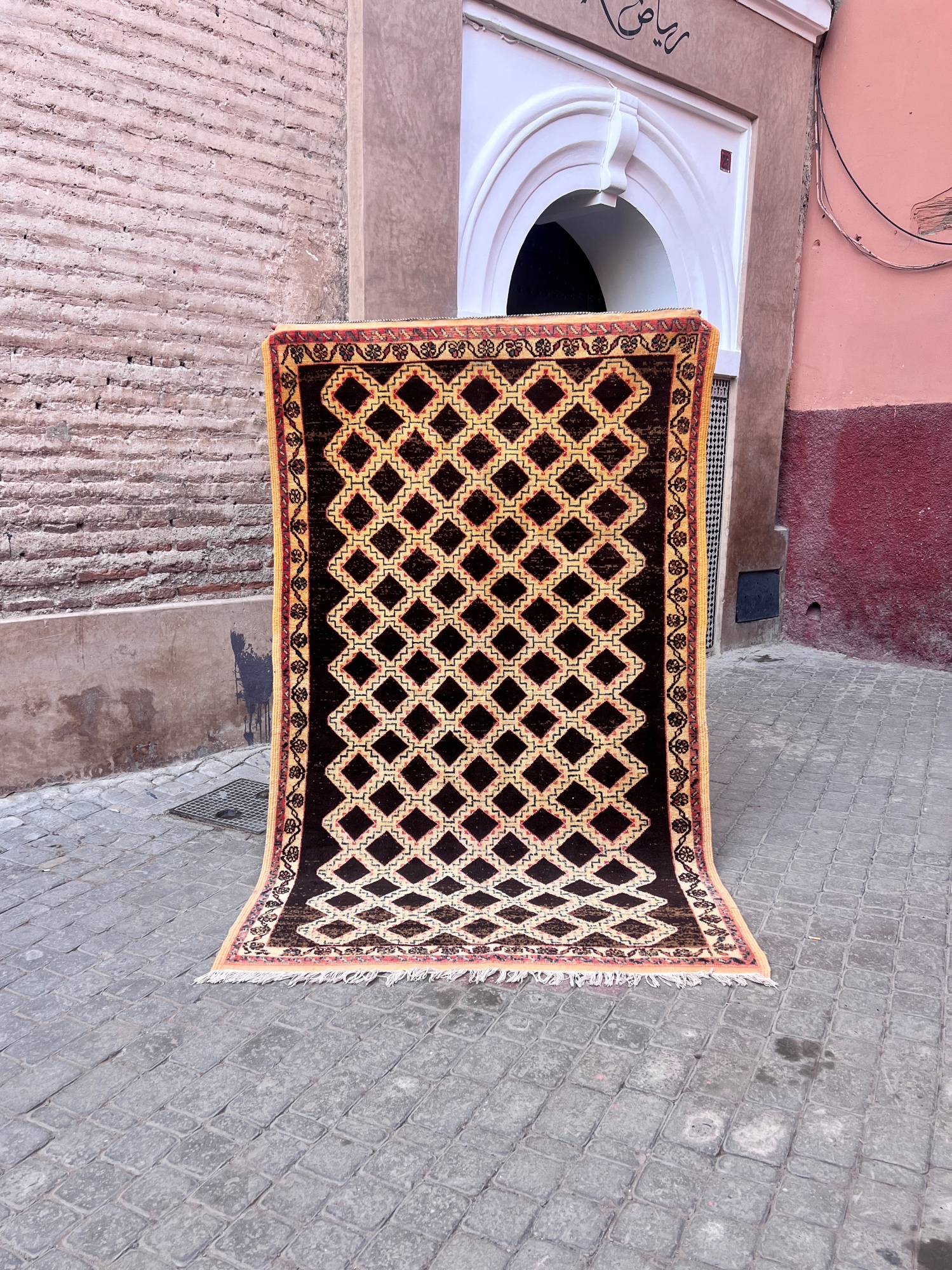 Vintage Taznakht-teppe med brun base med gult og rosa mønster. Mål 250x150 cm, pris 9500,-