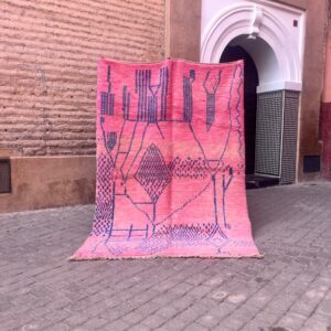 Et statement teppe I rosa og blå. Håndknyttet marokkansk berberteppe. Abstrakt mønster.