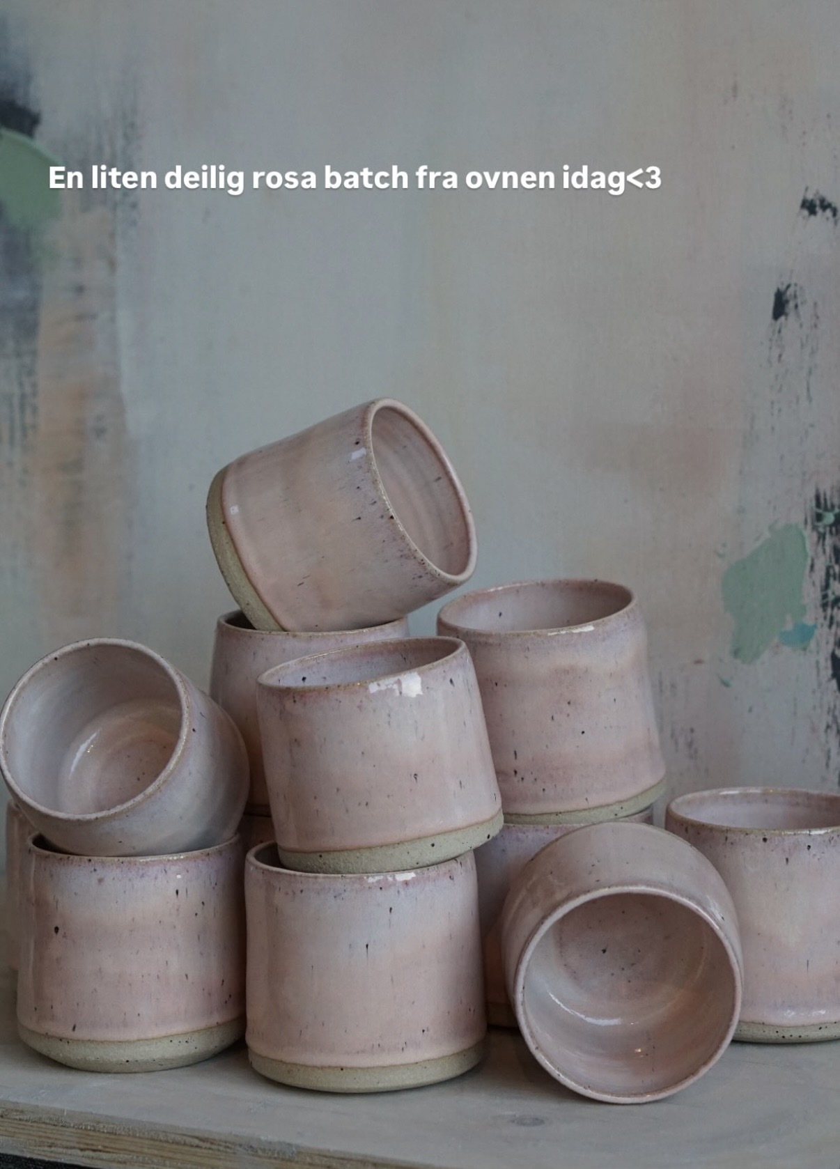 Vakre og organiske krus i keramikk, rett ut fra ovnen. Rosa nyanser. Selges i Cosa showroom lørdag 10. oktober
